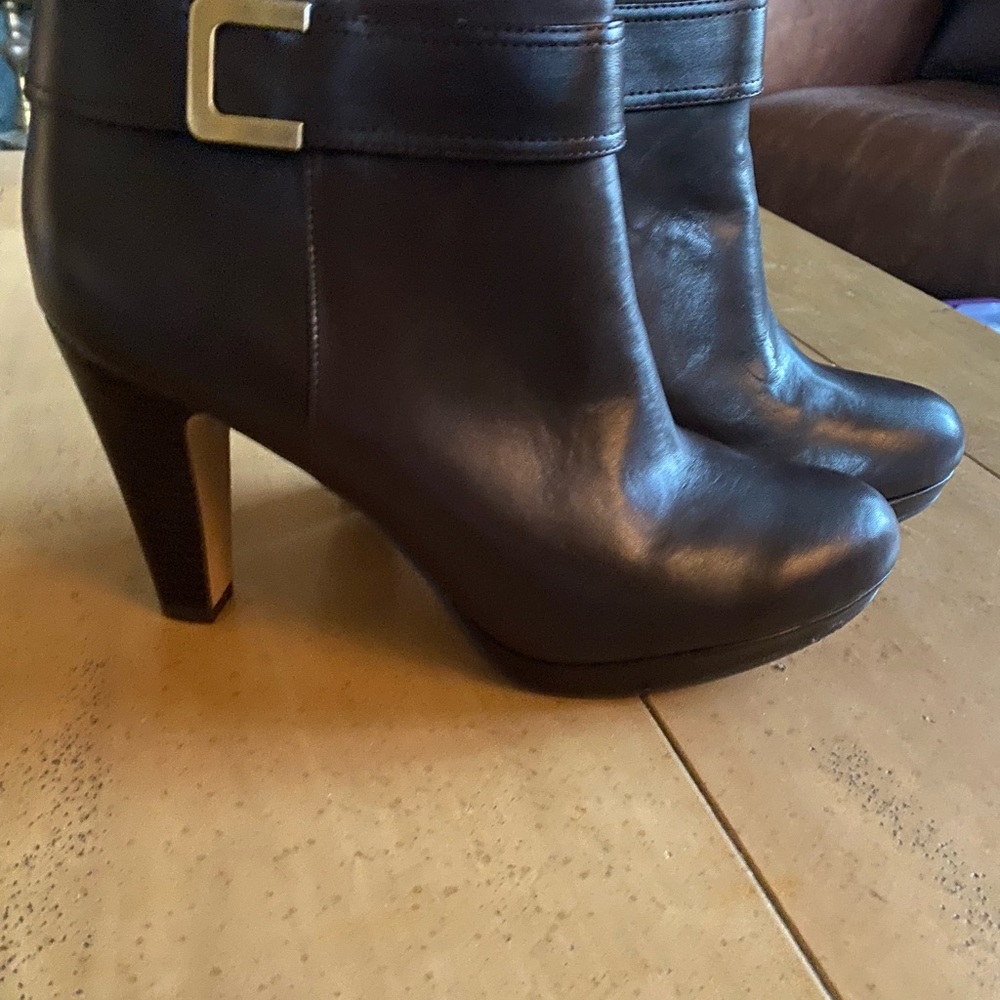 NEW WITH box gianibernini GB metro brown leather angle booties